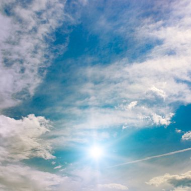 Güzel sirrus bulutları ve parlak güneş mavi gökyüzüne karşı..