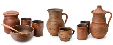 Beyaz arkaplanda izole edilmiş güzel seramik masa eşyası koleksiyonu