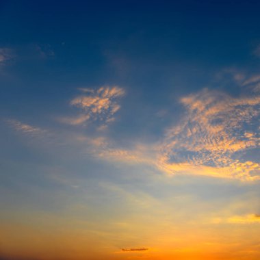 Güneşli ve mavi gökyüzü ile güzel, sakin bir gün batımı.