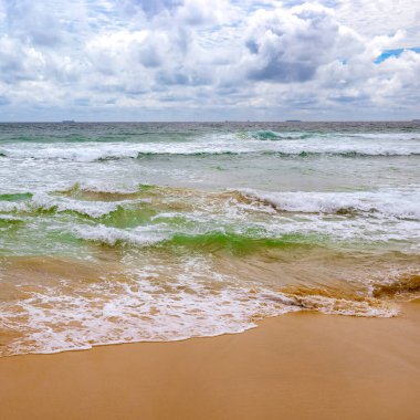 Deniz dalgaları ve mavi gökyüzü. Deniz manzarası arkaplanı.