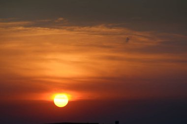 Parlak güneş, kırmızı bulutların arka planında. Gün batımı.