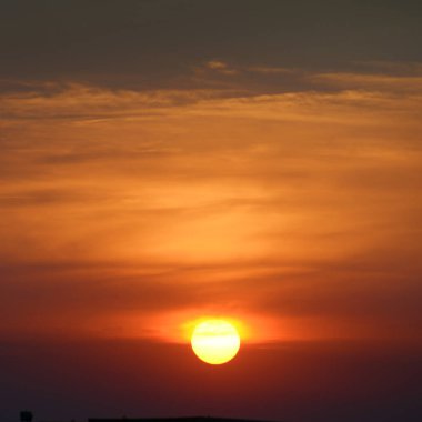 Parlak güneş, kırmızı bulutların arka planında. Gün batımı.
