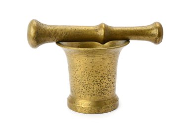 Beyaz arkaplanda bronz harç ve tokmak izole