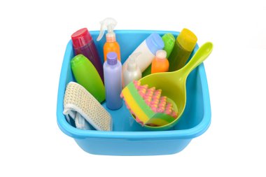 Beyaz arka planda izole edilmiş hijyenik temizlik ve vücut bakımı ürünleri.