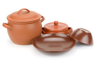 Beyaz arkaplanda izole edilmiş güzel kil tabaklar..