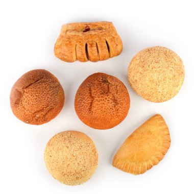 Beyaz arka planda izole edilmiş çörekler ve lezzetli ekmek. Üst görünüm.