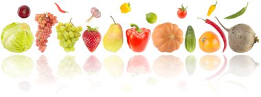 Beyaz arka planda ışık yansıması olan çok renkli taze meyve ve sebzeler.