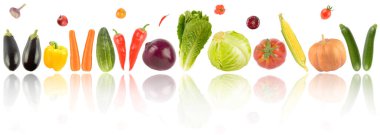 Beyaz arka planda ışık yansıması olan parlak sağlıklı sebzeler ve meyveler.