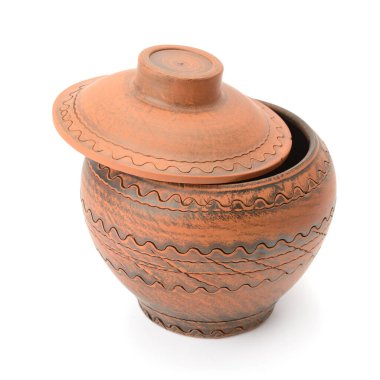 Isıya dayanıklı kil tenceresi beyaz arkaplanda izole.