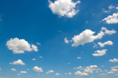 Görüntü, yumuşak, tüylü beyaz bulutlarla dolu açık mavi bir alan gösteriyor. Sahne bir sakinlik ve sükunet hissi uyandırıyor. Bolca fotokopi alanı ile, bu fotoğraf reklam materyalleri, web siteleri veya grafik tasarım profosyonu için ideal.