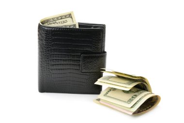 Dolar banknotları kabarık, beyaz arka planda izole edilmiş siyah deri cüzdan, finans, zenginlik, ekonomi, tasarruf ve para yönetimi kavramlarını sembolize ediyor