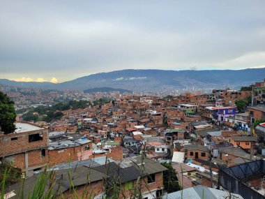 Medellin, Kolombiya 'daki varoş manzarası.