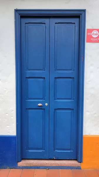 Κοντινό Πλάνο Μιας Παλιάς Μπλε Ξύλινης Πόρτας — Φωτογραφία Αρχείου