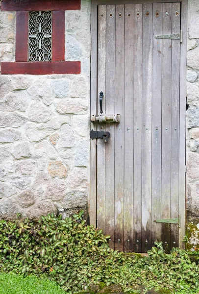 Blick Auf Tür Und Fenster Eines Gartenschuppens — Stockfoto
