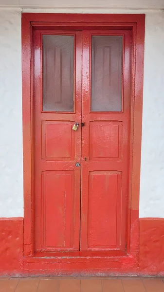 Zicht Een Oude Bur Kleurrijke Rode Houten Deur — Stockfoto