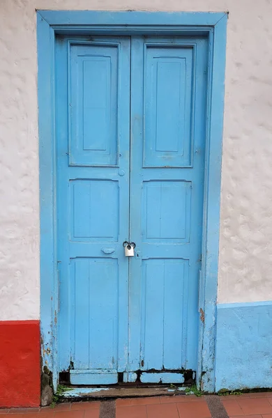 Άποψη Ενός Παλαιού Bur Πολύχρωμο Μπλε Ξύλινη Πόρτα — Φωτογραφία Αρχείου
