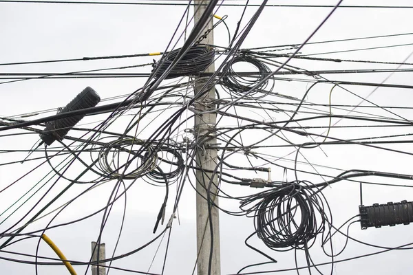 Zicht Een Wirwar Van Kabels Elektrische Draden Een Elektrische Paal — Stockfoto