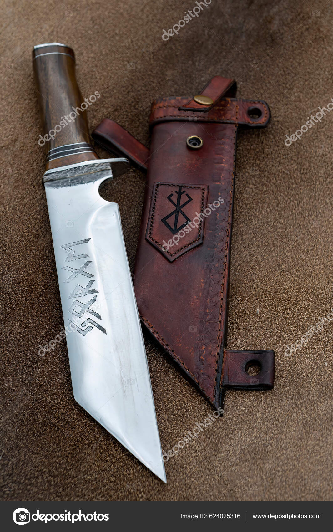 Gros Plan D'un Couteau Viking Saex Fabriqué Main D'une Couronne