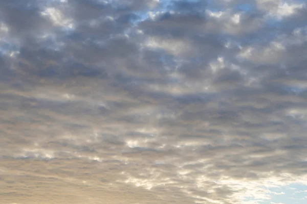 Közel Egy Gyönyörű Napfelkeltéhez Színes Felhőkkel Stock Fotó