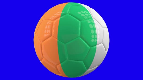 緑のスクリーンの背景の前にアイルランドの旗が付いている非常に現実的な隔離された回転サッカー ボールおよび容易な隔離のためのアルファのマット シームレスループ3Dアニメーション — ストック動画