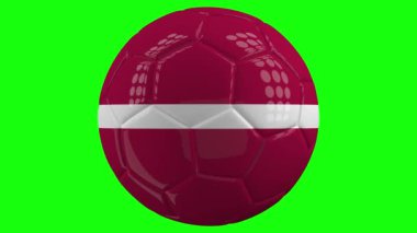 Yeşil ekranın önünde Letonya bayrağı ve kolay izolasyon için alfa matte olan çok gerçekçi, izole edilmiş dönen bir futbol topu. Kusursuz döngü 3 boyutlu canlandırma.