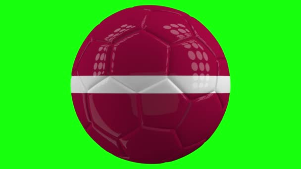 非常现实的孤立旋转足球与拉脱维亚的国旗在它的绿色屏幕前背景加上阿尔法垫 以方便隔离 无缝循环3D动画 — 图库视频影像