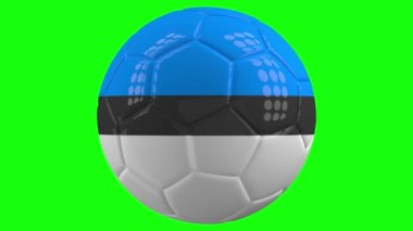 Üzerinde Estonya bayrağı olan çok gerçekçi, izole edilmiş, yeşil ekran arkaplanı önünde dönen bir futbol topu artı kolay izolasyon için alfa mat. Kusursuz döngü 3 boyutlu canlandırma.