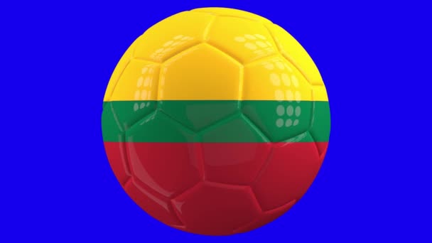 非常现实的孤立旋转足球与立陶宛的国旗在它的蓝色屏幕背景前加上阿尔法垫 以方便隔离 无缝循环3D动画 — 图库视频影像