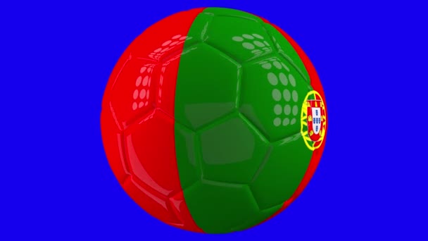 青いスクリーンの背景の前にポルトガルの旗が付いている非常に現実的な隔離された回転サッカー ボールおよび容易な隔離のためのアルファのマット シームレスループ3Dアニメーション — ストック動画