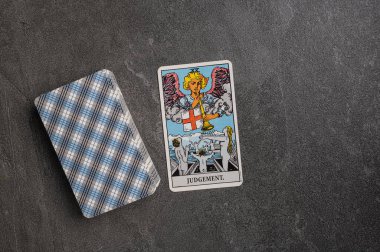 9 Kasım 2022 - Kyiv, Ukrayna. Tarot 'un kıdemli (daha yüksek) arcana' sı. XX, 20, 20 Hüküm. Gri taşlı arka planda fal bakımı için özel tarot kartları