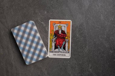 9 Kasım 2022 - Kyiv, Ukrayna. Tarot 'un kıdemli (daha yüksek) arcana' sı. IV, 4, 4 İmparator. Gri taşlı arka planda fal bakımı için özel tarot kartları