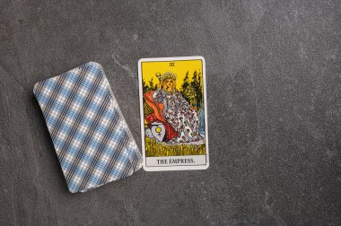 9 Kasım 2022 - Kyiv, Ukrayna. Tarot 'un en kıdemli (daha yüksek) arcana' sı, 3, 3 İmparatoriçe. Gri taşlı arka planda fal bakımı için özel tarot kartları