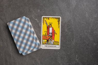 9 Kasım 2022 - Kyiv, Ukrayna. Tarot 'un kıdemli (daha yüksek) arcana' sı. Ben, 1 sihirbaz. Gri taşlı arka planda fal bakımı için özel tarot kartları