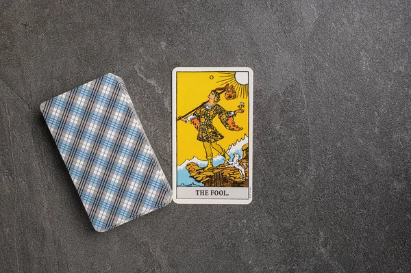 9 Kasım 2022 - Kyiv, Ukrayna. Tarot 'un kıdemli (daha yüksek) arcana' sı. 0, 0 Aptal. Gri taşlı arka planda fal bakımı için özel tarot kartları