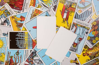 9 Kasım 2022 Ukrayna, Kyiv. Rider-Waite Tarot Güvertesi. Minor ve Binbaşı Arcana. Çerçeve, arka plan. Boş beyaz kart. Tasarım için yer, pencere. Gri taşlı arka planda fal bakımı için özel tarot kartları