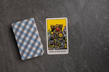 9 Kasım 2022 Ukrayna, Kyiv. Ryder 'ın Tarot' u... Beş köşeli yıldız takımının Minor Arcana 'sı. Kralım. Gri taşlı arka planda fal bakımı için özel tarot kartları