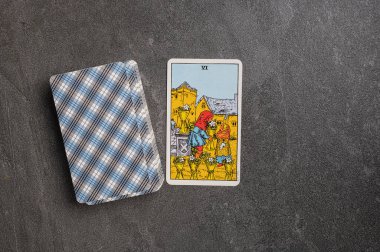 9 Kasım 2022 Ukrayna, Kyiv. Ryder 'ın Tarot' u... Genç Arcana Kupa Takımı. VI, 6, 6. Gri taşlı arka planda fal bakımı için özel tarot kartları