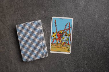 9 Kasım 2022 Ukrayna, Kyiv. Ryder 'ın Tarot' u... Asa takımının Junior Arcana 'sı. V, 5, 5. Gri taşlı arka planda fal bakımı için özel tarot kartları