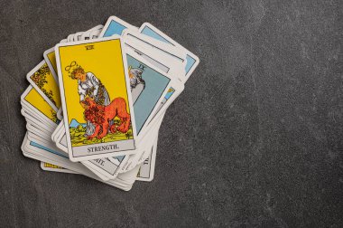 9 Kasım 2022 Ukrayna, Kyiv. Rider-Waite Tarot Güvertesi. Minor ve Binbaşı Arcana. Gri taşlı arka planda fal bakımı için özel tarot kartları