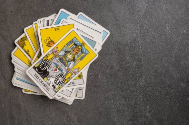9 Kasım 2022 Ukrayna, Kyiv. Rider-Waite Tarot Güvertesi. Minor ve Binbaşı Arcana. Gri taşlı arka planda fal bakımı için özel tarot kartları