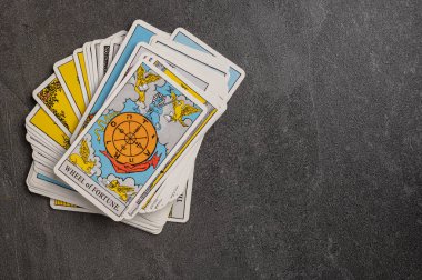9 Kasım 2022 Ukrayna, Kyiv. Rider-Waite Tarot Güvertesi. Minor ve Binbaşı Arcana. Gri taşlı arka planda fal bakımı için özel tarot kartları