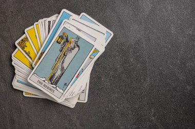9 Kasım 2022 Ukrayna, Kyiv. Rider-Waite Tarot Güvertesi. Minor ve Binbaşı Arcana. Gri taşlı arka planda fal bakımı için özel tarot kartları