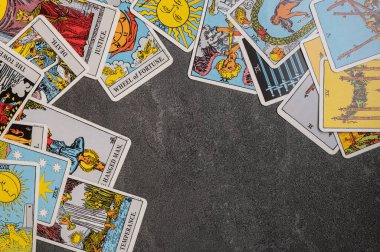 9 Kasım 2022 Ukrayna, Kyiv. Rider-Waite Tarot Güvertesi. Minor ve Binbaşı Arcana. Çerçeve, arka plan. Gri taşlı arka planda fal bakımı için özel tarot kartları