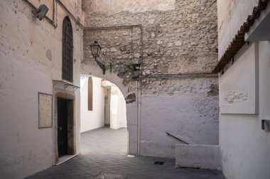 Güney İtalya 'nın Amalfi şehrindeki tarihi, pejmürde, romantik sokaklar. Eski sokaklar, virajlar, kapılar daraldı. Orta Çağ Avrupa turizmi.