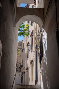 Güney İtalya 'nın Amalfi şehrindeki tarihi, pejmürde, romantik sokaklar. Eski sokaklar, virajlar, yaz güneşiyle dolu kapılar. Orta Çağ Avrupa turizmi.