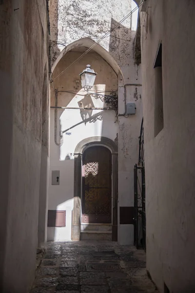 アマルフィ市内の南イタリアの古い歴史的なみすぼらしいロマンチックな通り 狭いヴィンテージの通り ターン ドアの夏の太陽が殺到した 中世ヨーロッパ観光 — ストック写真