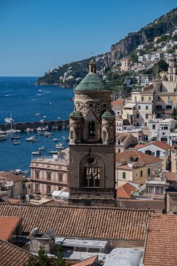 Amalfi Sahili 'nin güzel manzarası. Tyrhenian Denizi kıyısındaki İtalyan yazlığı, küçük, temiz renkli evler. Amalfi Katedrali 'nin manzarası, Havari olarak adlandırılan Aziz Andrew' a adanmıştır.