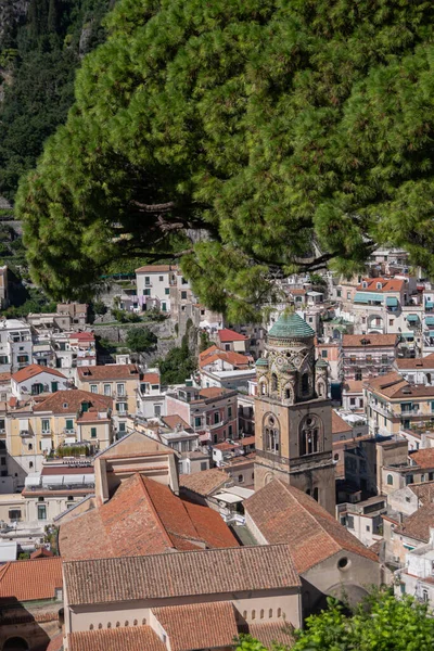 阿马尔菲海岸美丽的景色 意大利夏季度假胜地泰利尼海的海岸 小巧整洁的彩色房子 阿马尔菲主教座堂的景观 献给第一位被称为使徒的圣安德鲁 — 图库照片