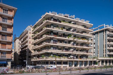 Kapalı yeşil bitkileri olan büyük balkonlu güzel evler. İtalya 'nın Salerno şehrinin kentsel gelişimi. Şehirde eko-yaşam, ev ormanı. Bilinçli yaşam