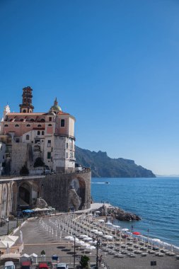 İtalya 'nın Amalfi Sahili' nde güneşli bir yaz günü. Umberto Meydanı. Güzel İtalyan mimarisi, dağlarda taş evler. Santa Maria Maddalena Üniversitesi